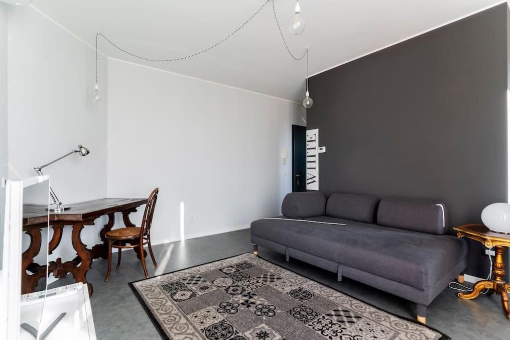 Black & White Flat In Naviglio/ Porta Genova * Milaan