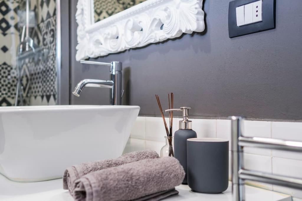Black & White Flat In Naviglio/ Porta Genova Appartement Milaan