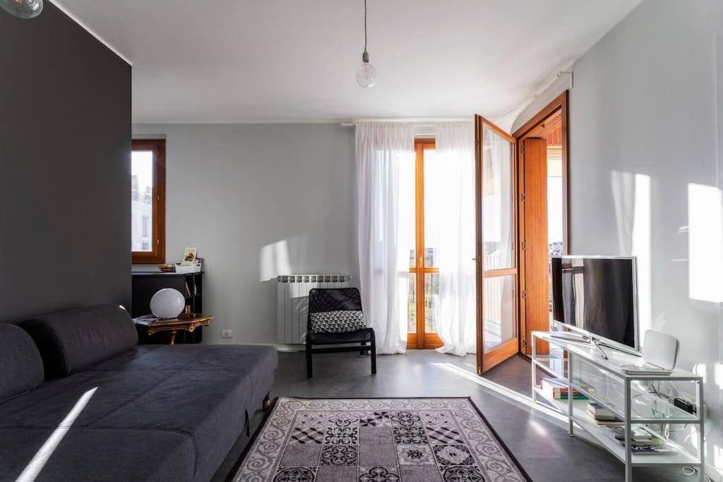 Black & White Flat In Naviglio/ Porta Genova Milaan