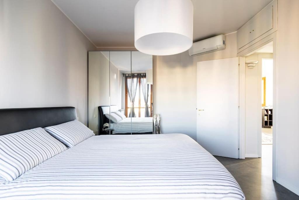 Appartement Black & White Flat In Naviglio/ Porta Genova Milaan