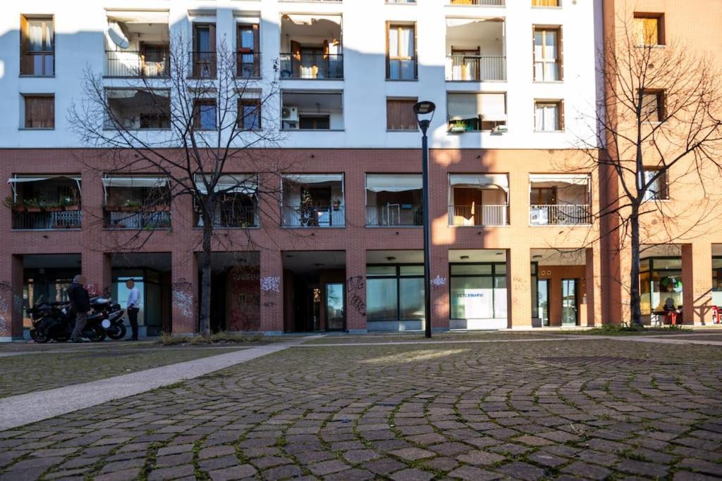 Black & White Flat In Naviglio/ Porta Genova Milaan