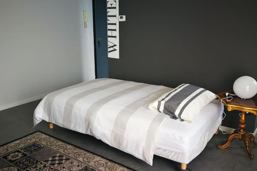 Black & White Flat In Naviglio/ Porta Genova * Milaan