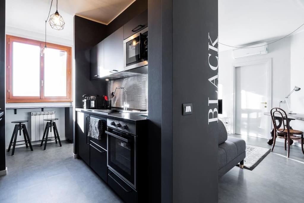 Appartement Black & White Flat In Naviglio/ Porta Genova Milaan